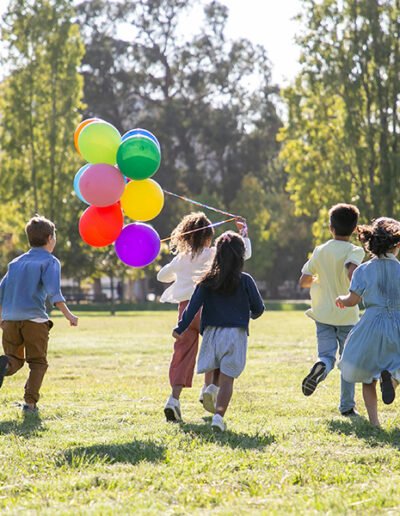 Deca trce sa balonima